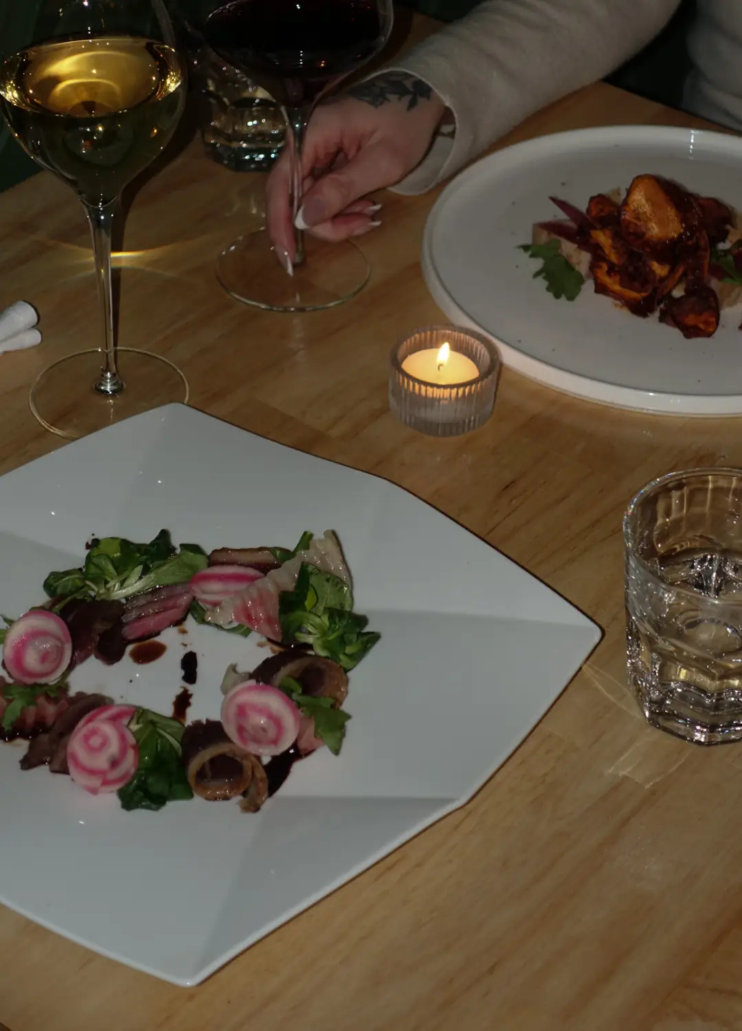 Salade de betteraves, verre de vin et bougie