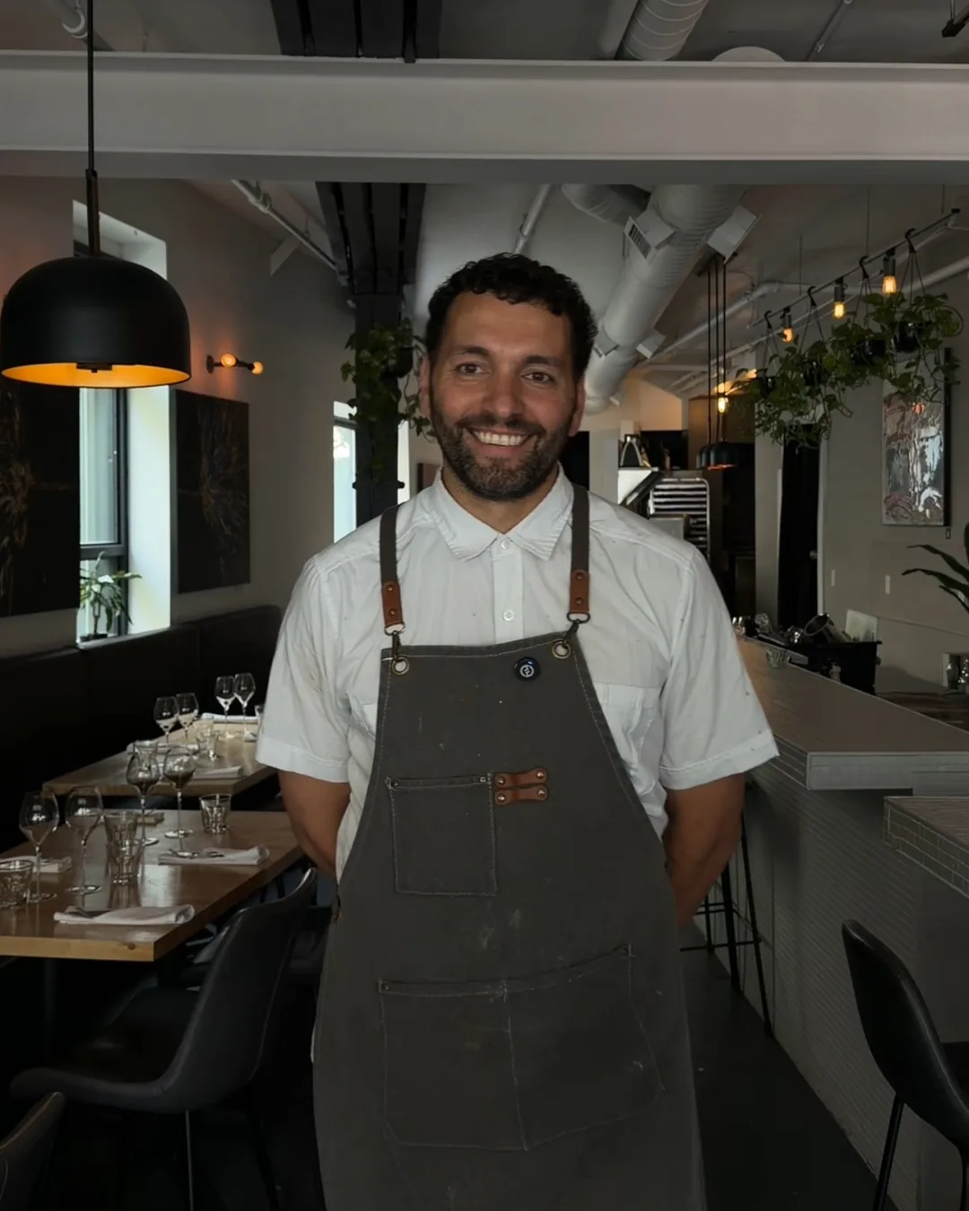 Chef Domenico dans la salle à manger de SAUCE