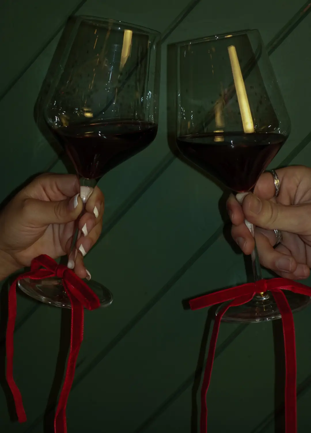 Deux verres de vin rouge ornés de rubans de velours rouge