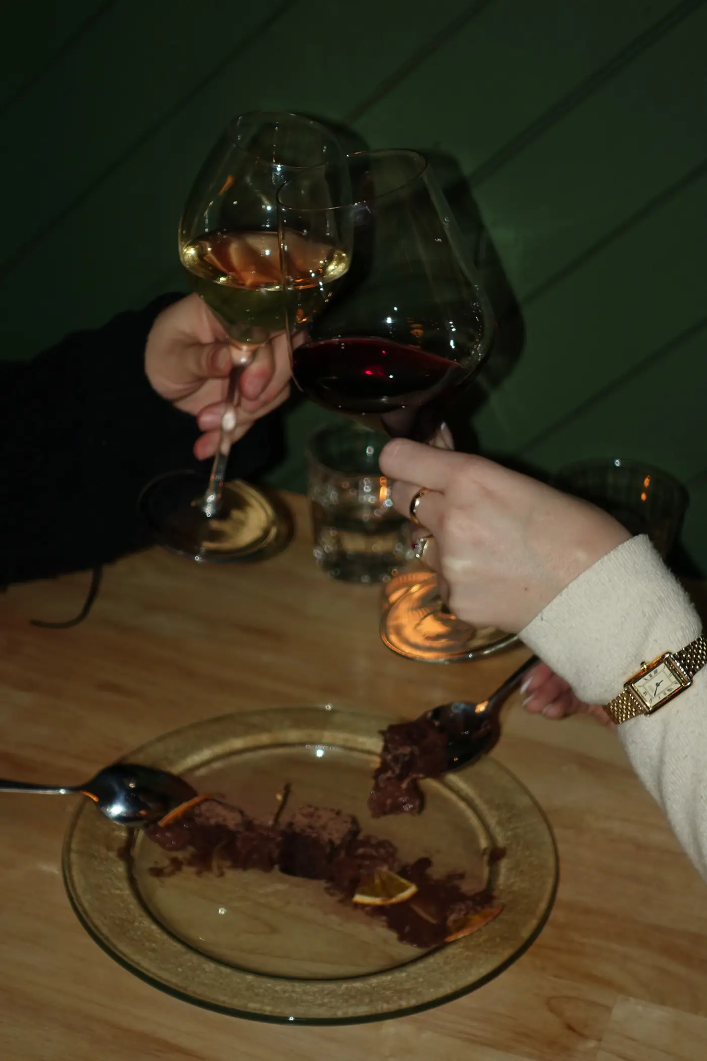 Un toast au vin au-dessus d’une assiette de dessert